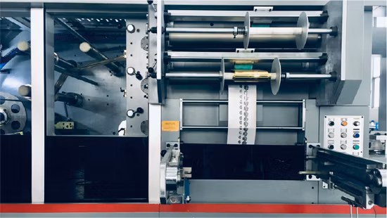 Máquina automática de corte e vinco de folha a quente com gravação em papel para capas de livros, designs de marcas registradas, publicidade e produtos plásticos